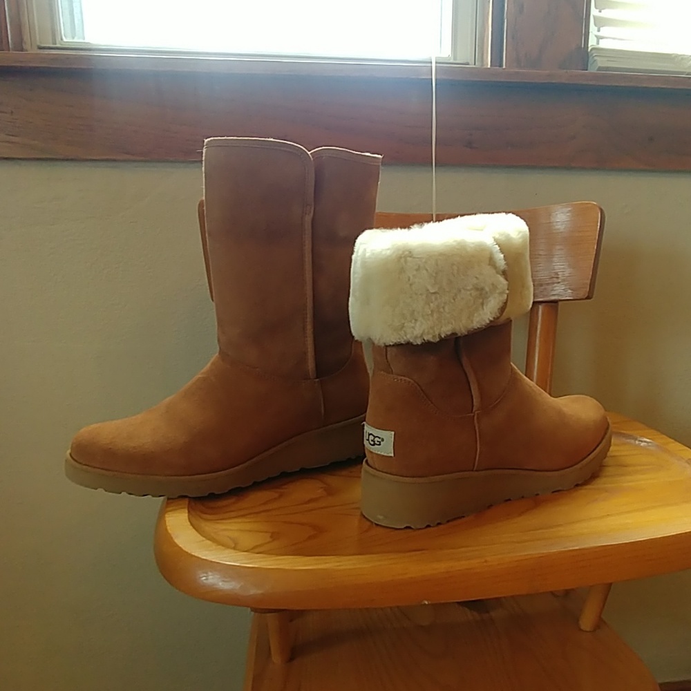 UGGS Amie Size 9, Like new- worn only once!